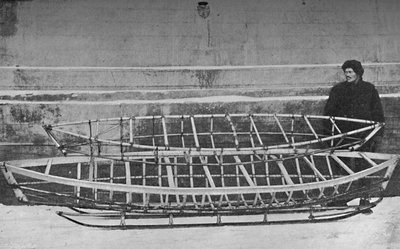 Skeletter eller kajak til enmands bambus og dobbeltkajak, liggende på en håndslæde, 1894, 1897 af Unbekannt