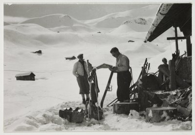 Skiløbere uden for en hytte, ca 1930 af Unbekannt
