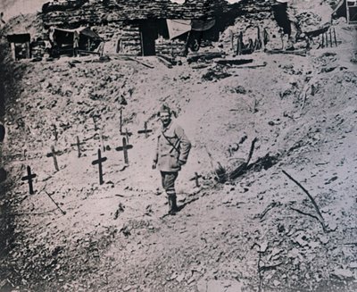 Soldat blandt trækors, c1914-c1918 af Unbekannt