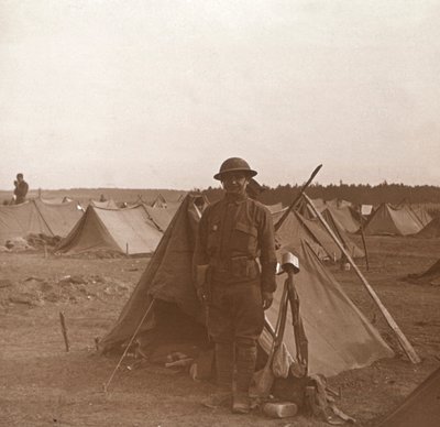 Soldat stående ved telt, amerikansk lejr, Melette, Frankrig, c1914-c1918. af Unbekannt
