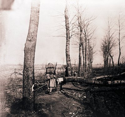 Soldat med pakning på ryggen, c1914-c1918 af Unbekannt