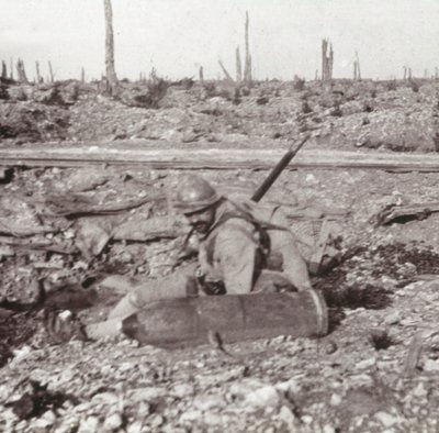 Soldat med granat, Bois dAvocourt, Verdun, Nordfrankrig, c1914-c1918 af Unbekannt