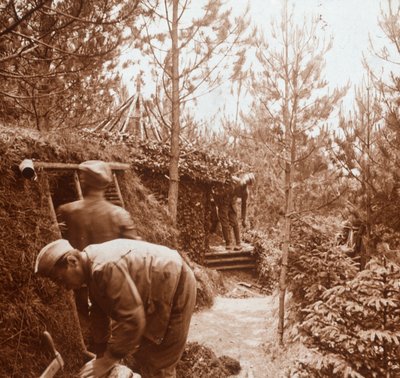 Soldater i jorddækkede krisecentre, Genicourt, Nordfrankrig, c1914-c1918 af Unbekannt
