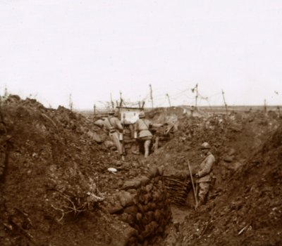 Soldater i skyttegravene, Massiges, Nordfrankrig, c1914-c1918 af Unbekannt