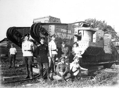 Soldater fra den frivillige hær før tanken General Drozdovsky, 1919. af Unbekannt