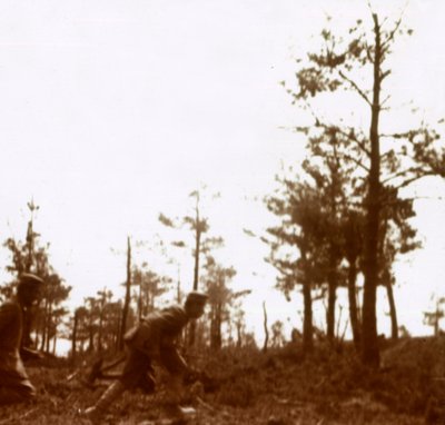 Soldater, der løber på slagmarken, c1914-c1918 af Unbekannt