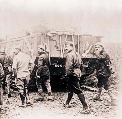 Soldater gående bag tank, c1914-c1918. af Unbekannt
