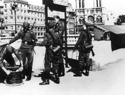 Soldater med et telefonkabel på Pont St Michel, Paris, juni 1940 af Unbekannt