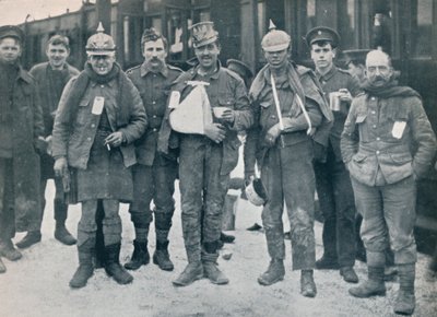 Nogle muntre sårede fra kampene i Neuve Chapelle, iført erobrede tyske hjelme, 1915 af Unbekannt