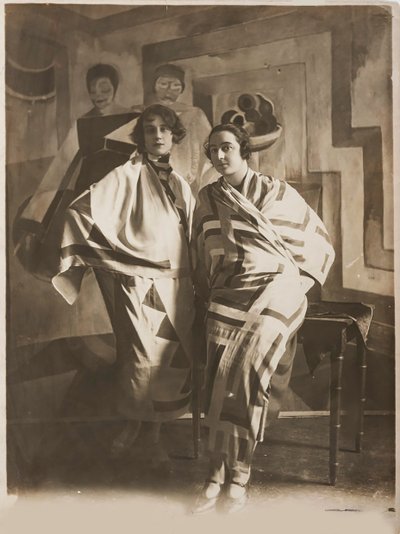 Sonia Delaunay i sit atelier, ca. 1924. af Unbekannt