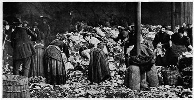 Sortering af en støvbunke i et County Council Depot, London, c1850 1903 af Unbekannt