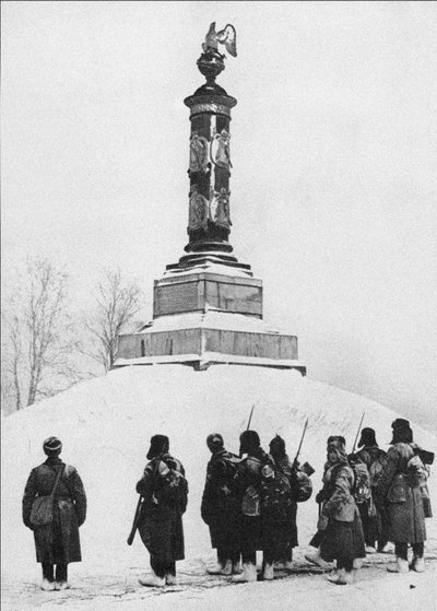 Sovjetiske soldater ved monumentet til heltene fra krigen i 1812 i landsbyen Tarutino Kaluga r af Unbekannt