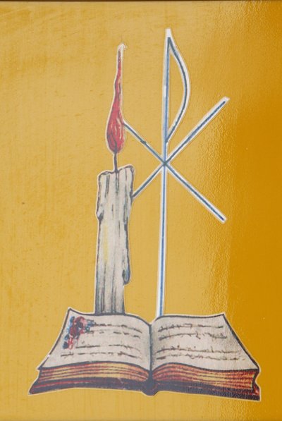 Glasmosaik vindue. Alterlys og bibel, Aneho, Togo af Unbekannt