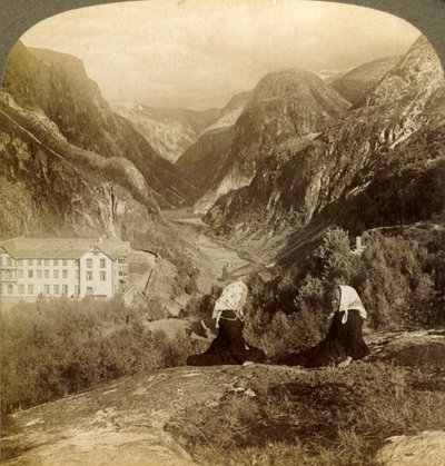 Stalheims Hotel, og dets fantastiske udsigt, gennem det berømte Naerodal, Norge, 1905. af Unbekannt