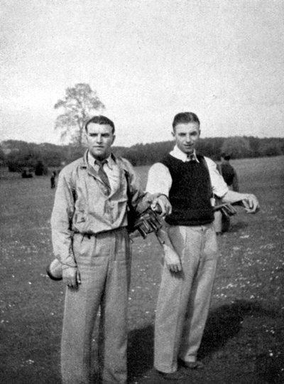 Stanley Matthews og Eddie Hapgood pauser mellem slag under en runde golf, 1945 af Unbekannt