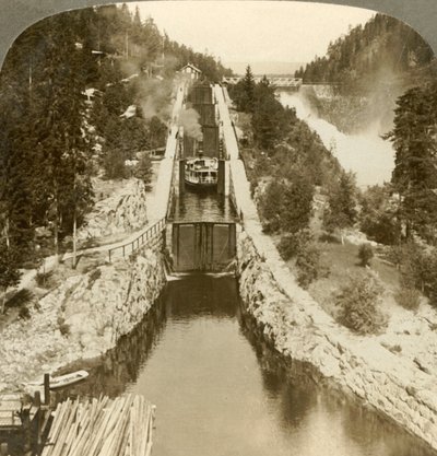 Dampbåd klatrer op ad en bakke ved siden af Vrang-vandfaldet ved sluser i Bandak-Nordsjo, Norge, c1905. af Unbekannt