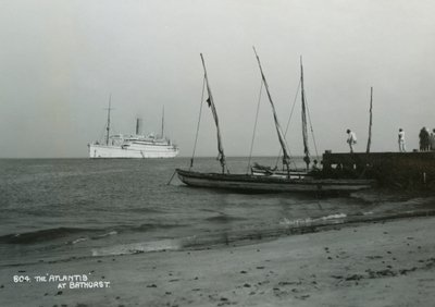 Dampskib Atlantis ud for Bathurst, Gambia, 20. århundrede af Unbekannt