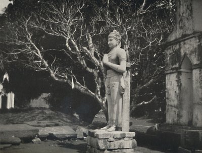 Stenfigur nær Ruwanweli Dagoba, Anuradhapura, 1926 af Unbekannt