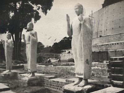 Stenstatuer foran Ruwanwali Dagoba under restaurering, Anuradhapura, 1926 af Unbekannt