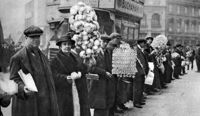 Gadehandlere, der sælger fodboldgaver i Walham Green, London, 1926-1927 af Unbekannt