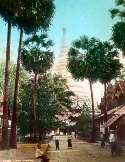 Gade, der fører mod Shwedagon Pagoda, Rangoon, Burma, slutningen af det 19. eller begyndelsen af det 20. århundrede af Unbekannt