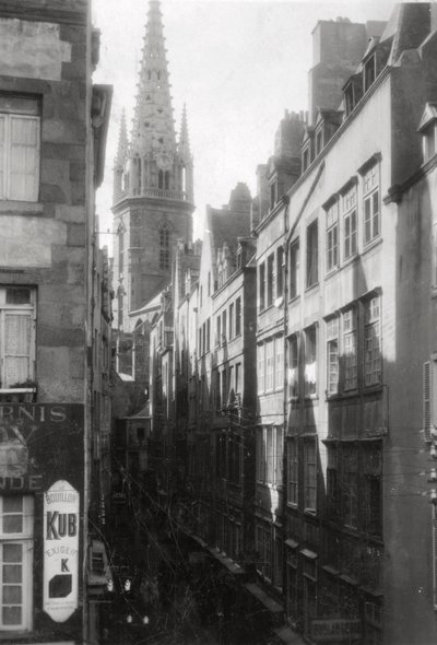Gadebillede, der viser katedralens spir, St. Malo, Bretagne, Frankrig, 20. århundrede af Unbekannt