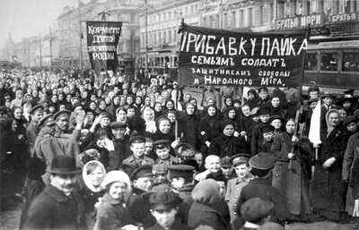 Strejkende Putilov-arbejdere på den første dag af februarrevolutionen, Skt. Petersborg, Rusland, 1917 af Unbekannt