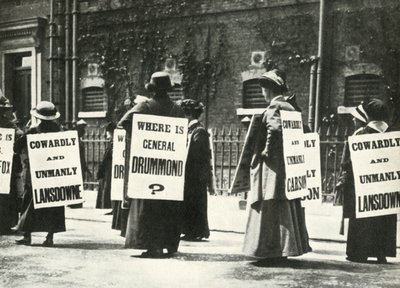 Suffragetter demonstrerer uden for et fængsel, London, 1914, 1947. af Unbekannt