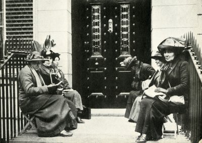 Suffragetter venter på dørtrinnet til Sir Edward Carsons hjem i London, 6. april 1914, 1947. af Unbekannt