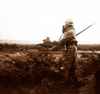 Tank og soldat på slagmarken, c1914-c1918 af Unbekannt