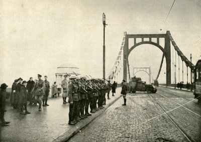 De 18. husarer bevogter en bro over Rhinen ved Köln, 1919. af Unbekannt