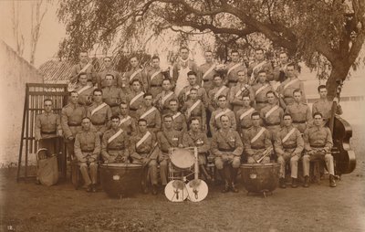 Bataljonsbandet fra den første bataljon, The Queens Own Royal West Kent Regiment. Poona, Indien, 1 af Unbekannt