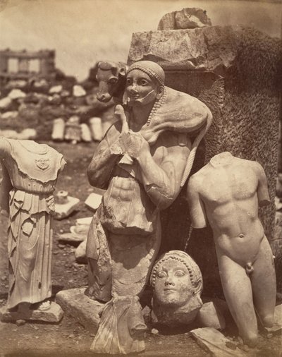Kalvebæreren og Kritios-drengen kort efter opgravning på Akropolis, Danse..., ca. 1865. af Unbekannt
