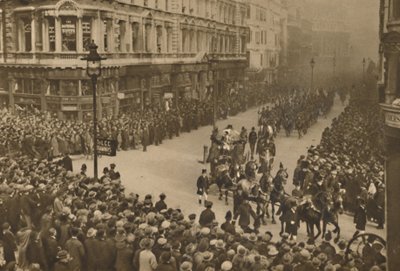 The City Lines Queen Victoria Street for at se den nye overborgmester og hans procession, c1935. af Unbekannt