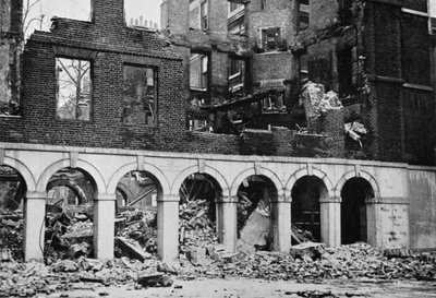 Klostrene i templet efter at være blevet ødelagt af brand, 1941 af Unbekannt