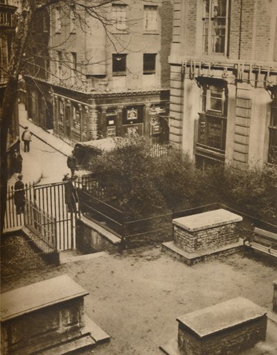 The Coopers Arms fra Churchyard of St. Olaves, Silver Street, c1935. af Unbekannt