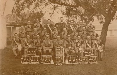 Drums and Bugles of the First Battalion, The Queens Own Royal West Kent Regiment. Poona, Indien, af Unbekannt