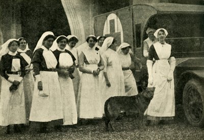 Hertuginden af Westminster med sygeplejersker, Le Touquet, Første Verdenskrig, 1914, c1920. af Unbekannt