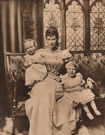 Hertuginden af York med sine to sønner, prinserne Edward og Albert, c1897 1935 af Unbekannt