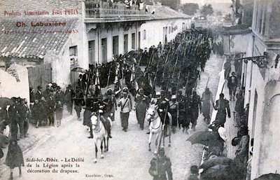 Den franske fremmedlegion paraderer gennem gaderne i Sidi Bel Abbes, Algeriet, 1906 af Unbekannt