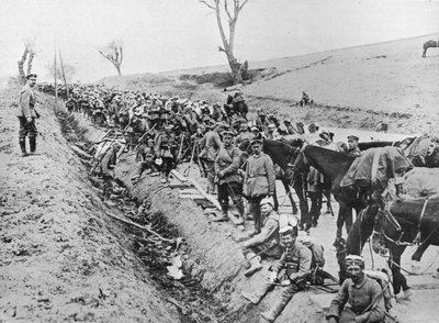 Den tyske fremrykning gennem Galicien: En bivuak af tropper ved vejkanten, 1915 af Unbekannt