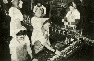 The Great Salmon Industry - Indiske piger, der arbejder i konservesafdelingen, c1948. af Unbekannt