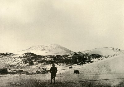 Hytten, med Mount Erebus i baggrunden, i efteråret, 1908, 1909. af Unbekannt