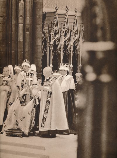 Introniseringen af Hans Majestæt, der ses kronet og scepteret, 1937 af Unbekannt