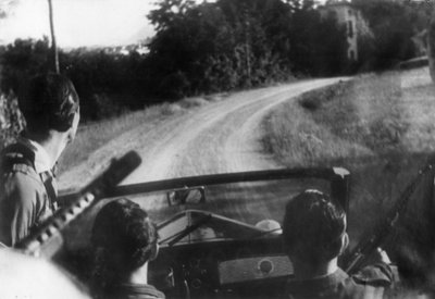 Den italienske modstandsbevægelse: bevæbnede partisaner på en jeep, Langhe, Piemonte, Italien af Unbekannt