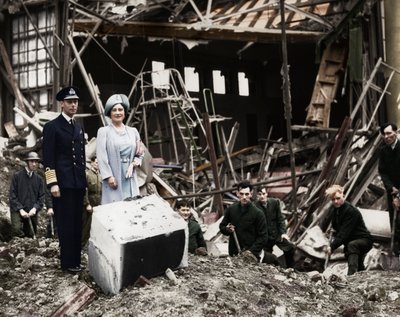 Kongen og Dronningen undersøger bombeskader, Buckingham Palace, London, Anden Verdenskrig, 1940 af Unbekannt
