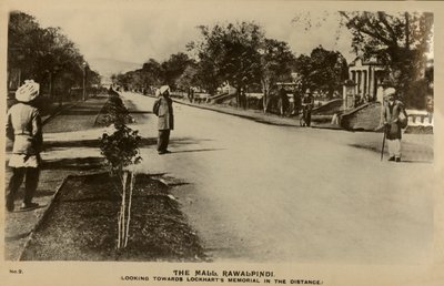 The Mall, Rawalpindi - Mod Lockharts Memorial i afstand, c1918-c1939. af Unbekannt