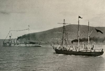 Nimrod passerer H.M.S. Kraftig,...i Lyttelton Harbour, 1. januar 1908, 1909. af Unbekannt