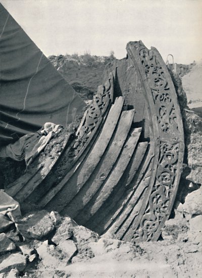 Osebergskibet i højen, viser udskæringen på stilk og rækværk, 1935 af Unbekannt