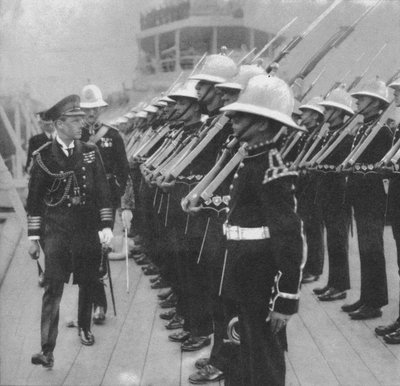 Prinsen af Wales inspicerer marinesoldater i Portsmouth, Hampshire, 1921 1936 af Unbekannt